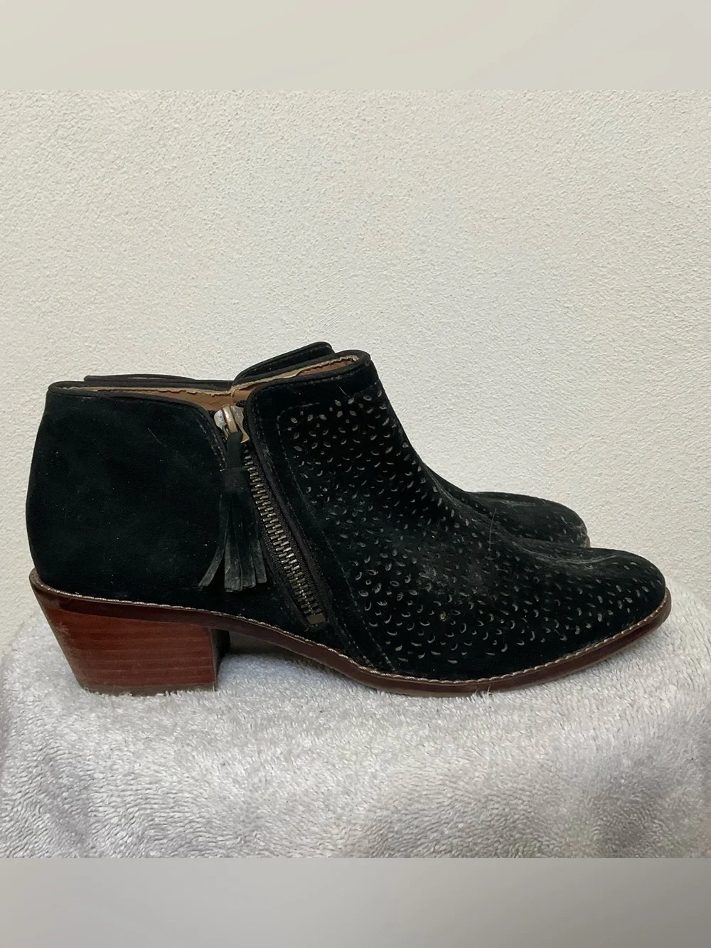Vionic Joy Daytona Perforated Suede Ankle Booties Blacl Fringe Zipper Size 9